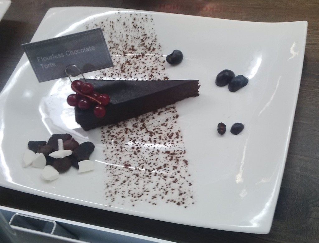 Tort din patru tipuri de ciocolata cu topping de ganache de ciocolata, fara faina