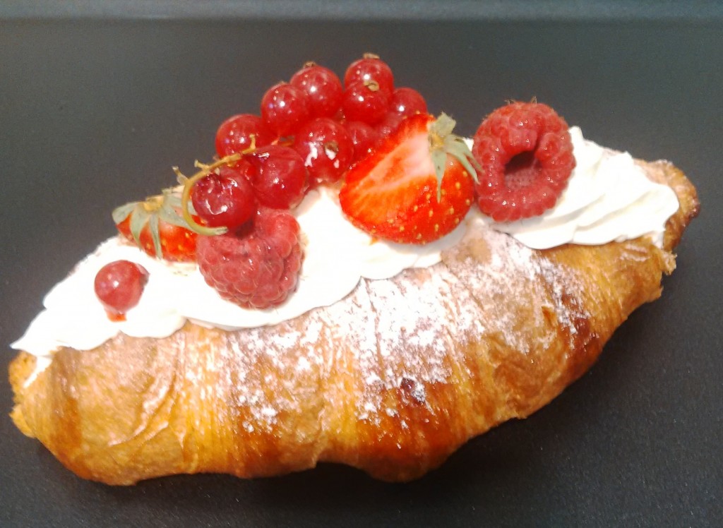 croissant cremă de vanilie și un strat de frișcă + fructe roșii