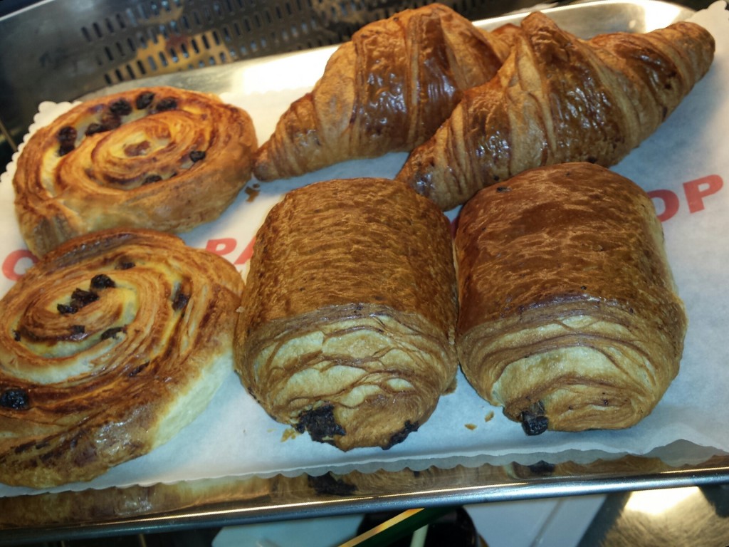 Pascucci -Croissant unt, Pain au chocolat si Melc cu vanilie și stafide